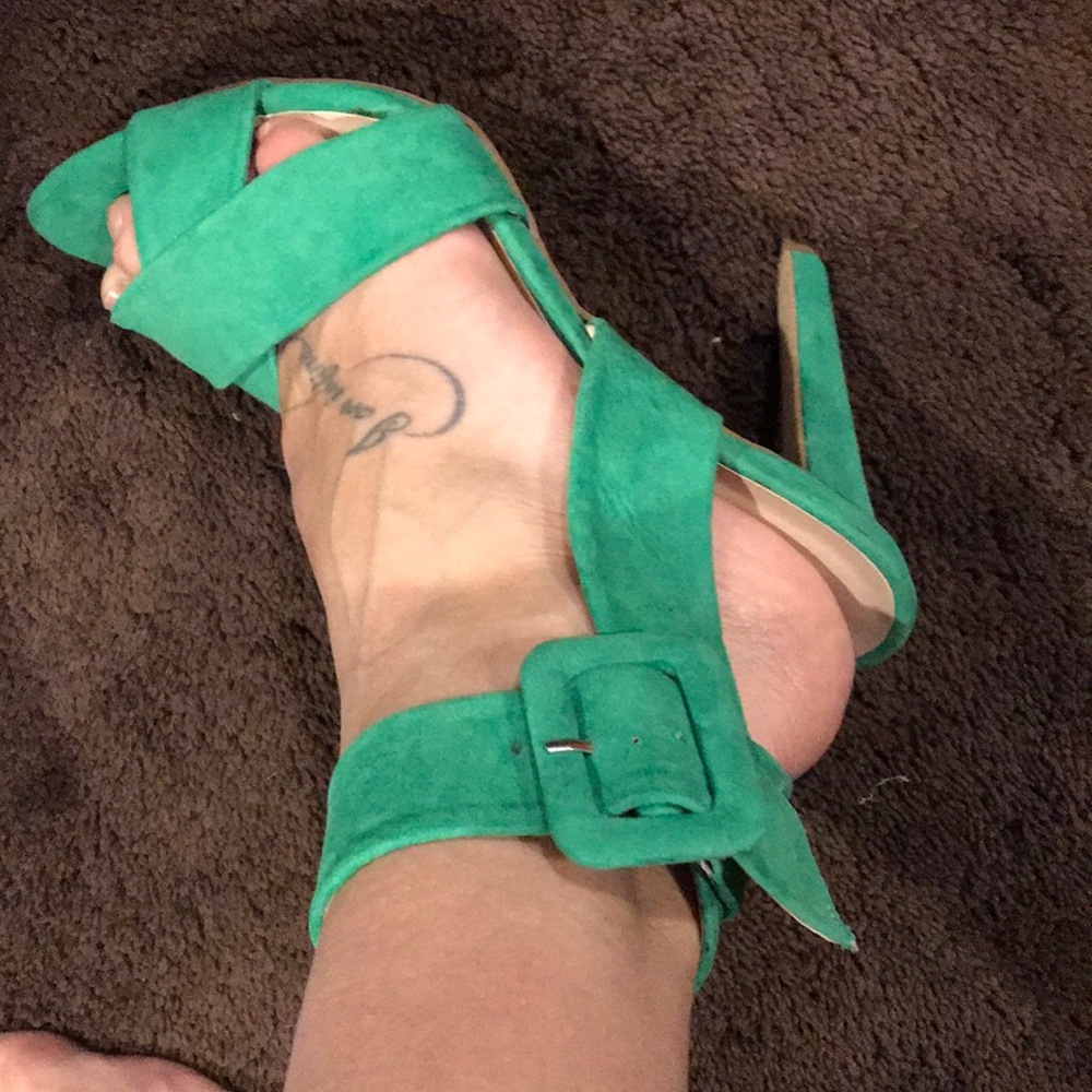 Green wrap around stiletto heel.